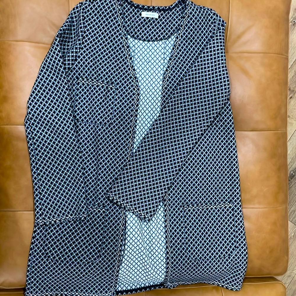 Black and white, quad-pocket knit throw over. Perfect for a fancy cocktail hour.